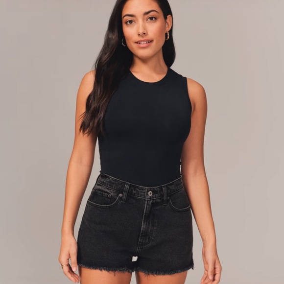 NWT ABERCROMBIE AND FITCH The Mom Short High Rise Womens Black Distress Cut Off - Picture 1 of 10
